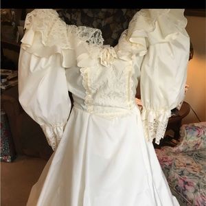 Vintage Royal "Princess Diana" Style Ivory Taffeta and Lace Formal Wedding Gown